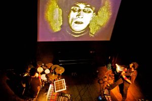 CDC musicaliza en vivo El Gabinete del Dr. Caligari